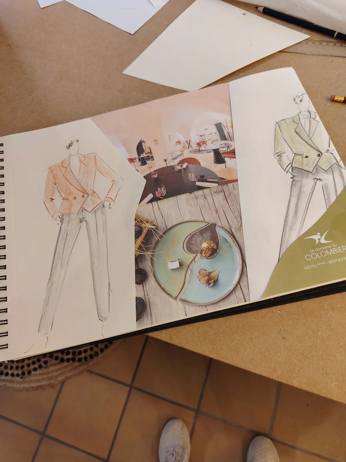 Carnet de croquis ouvert : deux silhouettes de tailleur dessinées aux crayons de couleur.